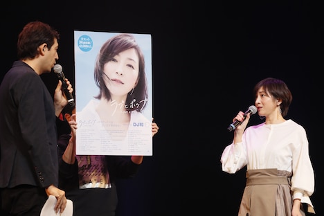 サッシャ（司会）と広末涼子。（撮影：西槇太一）