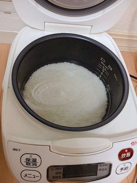 炊飯器がエラー表示で使えないことを報告する際、まおがTwitterにアップした写真。