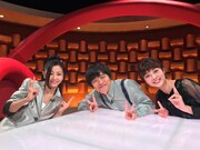 左から倉木麻衣、バカリズム、佐藤梨那アナウンサー。