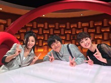 左から倉木麻衣、バカリズム、佐藤梨那アナウンサー。