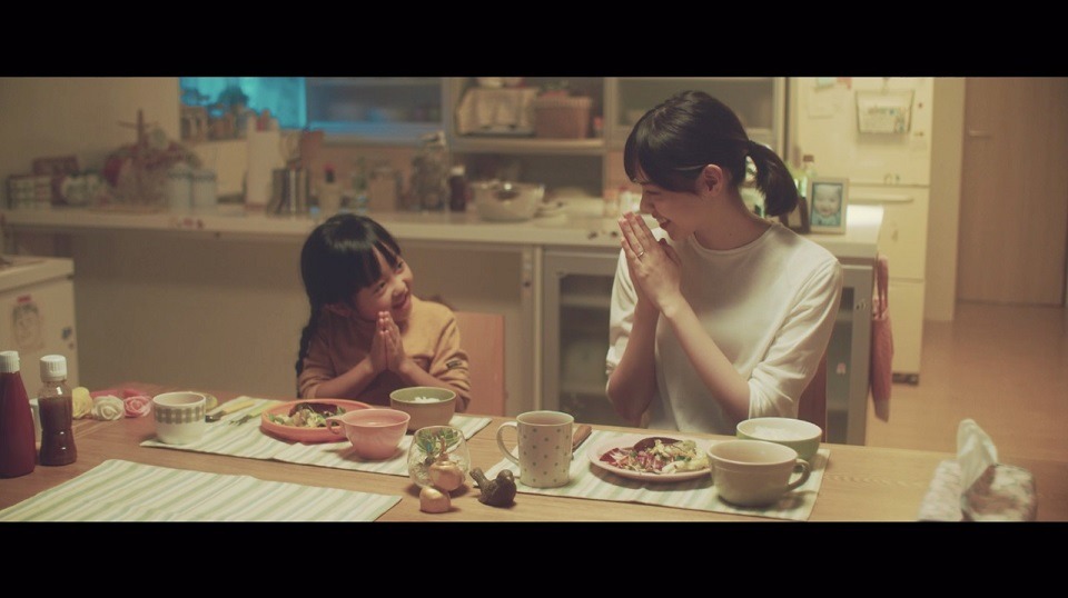 「つづく」MVのワンシーン。