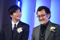 左から田中圭、吉田鋼太郎。
