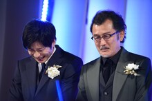 左から田中圭、吉田鋼太郎。
