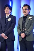 左から田中圭、吉田鋼太郎。