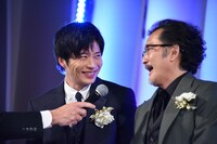 左から田中圭、吉田鋼太郎。