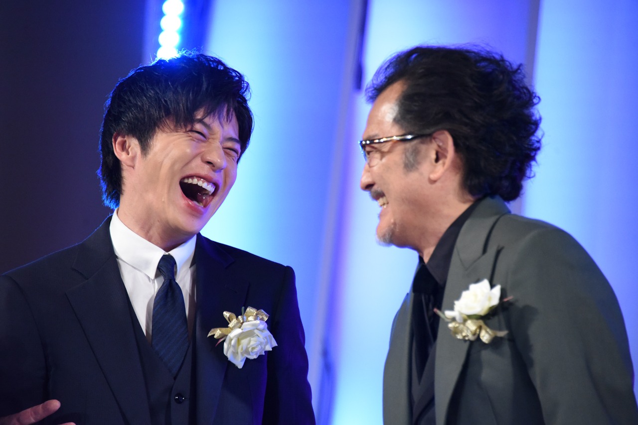 爆笑する田中圭と吉田鋼太郎。