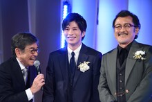 左から司会の石坂浩二、田中圭、吉田鋼太郎。