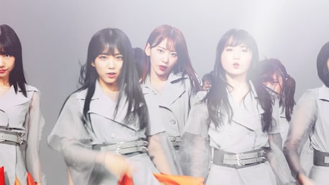 AKB48「NO WAY MAN」ミュージックビデオのワンシーン。（c）AKS/キングレコード