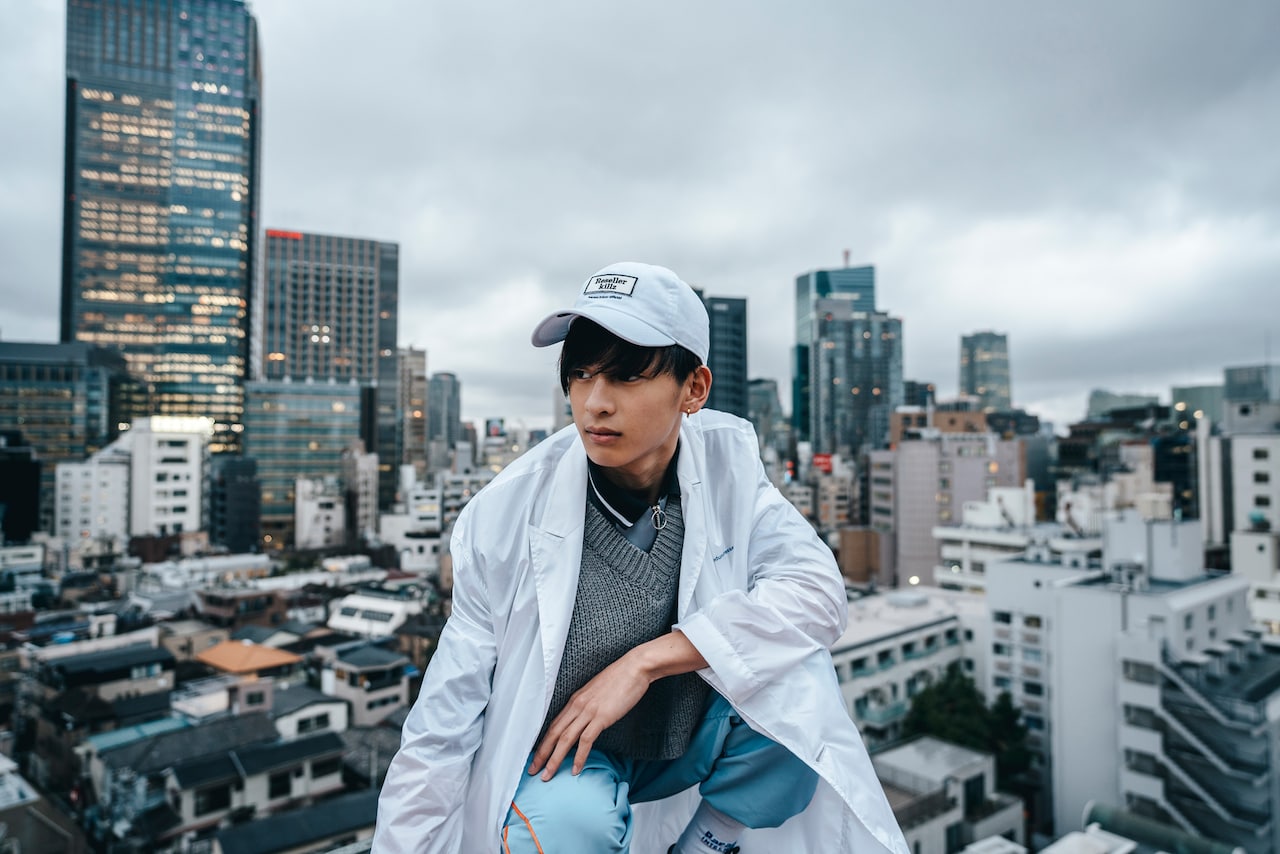 15歳ラッパーさなり、SKY-HIプロデュースのデビュー曲MVで中村里砂に噛み付かれる