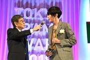 左から石坂浩二、米津玄師。