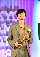 トロフィーを受け取った米津玄師。