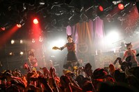 あゆみくりかまき「ボクらの熊魂2018 ～"PUNK"kin Halloween Party～」の様子。