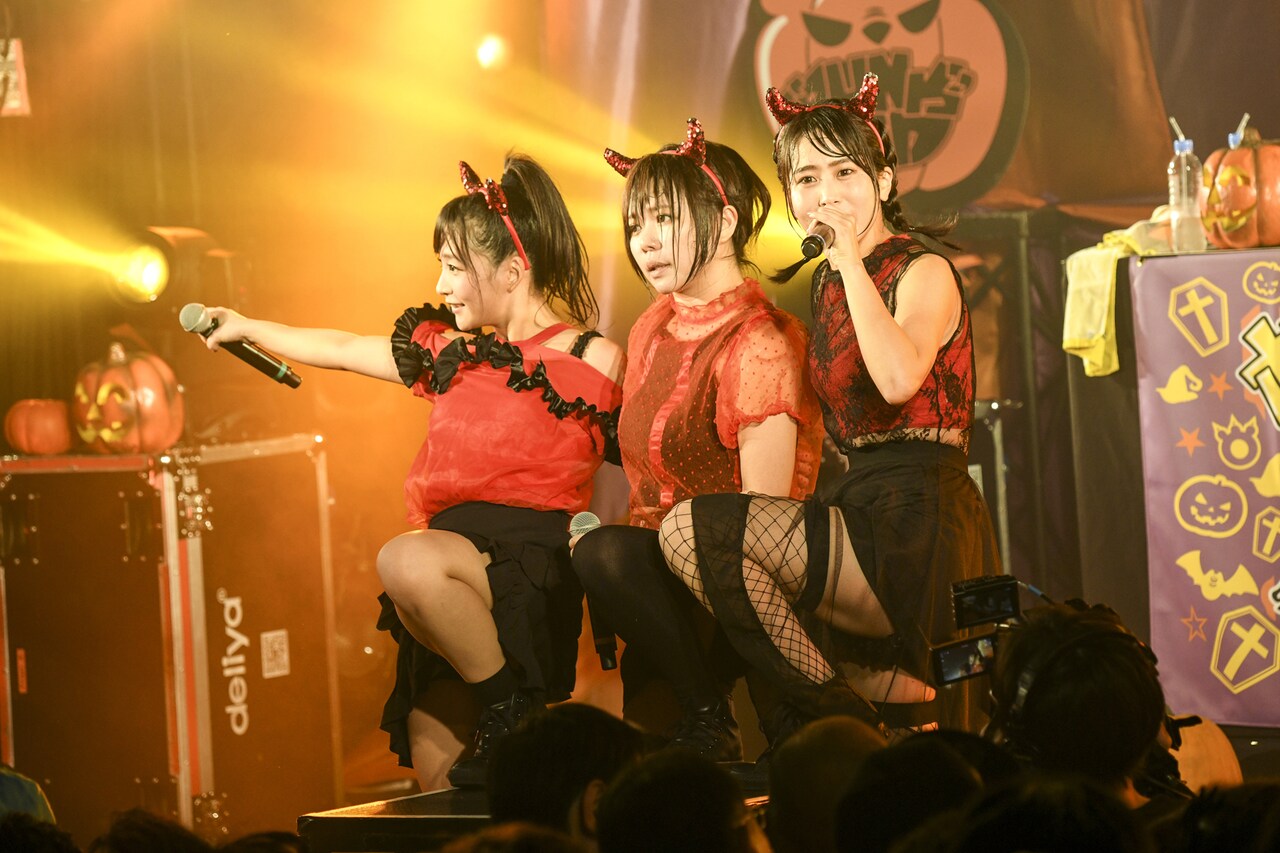 あゆみくりかまき、大盛況のハロウィンパーティで「蝋人形の館」発売＆来年ツアーを予告