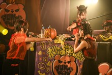 あゆみくりかまき「ボクらの熊魂2018 ～"PUNK"kin Halloween Party～」の様子。