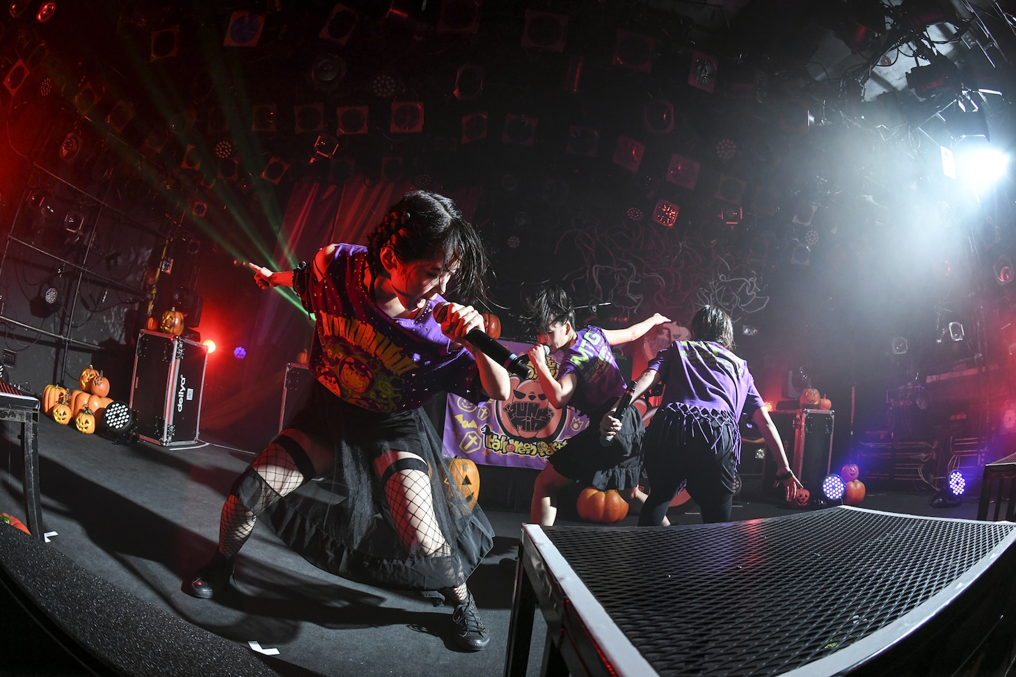 あゆみくりかまき「ボクらの熊魂2018 ～"PUNK"kin Halloween Party～」の様子。