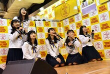 「午後四時ごろの好きです」のミュージックビデオを鑑賞するCROWN POP。