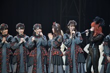 きゃりー愛を熱弁するけやき坂46・渡邉美穂（左から3番目）。