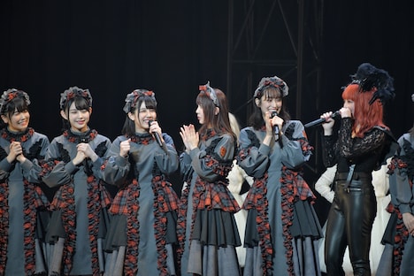 きゃりー愛を熱弁するけやき坂46・渡邉美穂（左から3番目）。