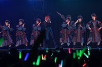 きゃりーぱみゅぱみゅとけやき坂46による「原宿いやほい」コラボレーションの様子。