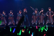 きゃりーぱみゅぱみゅとけやき坂46による「原宿いやほい」コラボレーションの様子。