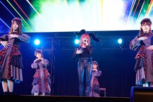 きゃりーぱみゅぱみゅとけやき坂46による「原宿いやほい」コラボレーションの様子。（photo by TEAM LIGHTSOME）