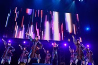 きゃりーぱみゅぱみゅとけやき坂46による「原宿いやほい」コラボレーションの様子。（photo by TEAM LIGHTSOME）