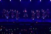 きゃりーぱみゅぱみゅとけやき坂46による「原宿いやほい」コラボレーションの様子。（photo by TEAM LIGHTSOME）