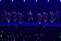 きゃりーぱみゅぱみゅとけやき坂46による「原宿いやほい」コラボレーションの様子。（photo by TEAM LIGHTSOME）