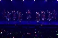 きゃりーぱみゅぱみゅとけやき坂46による「原宿いやほい」コラボレーションの様子。（photo by TEAM LIGHTSOME）