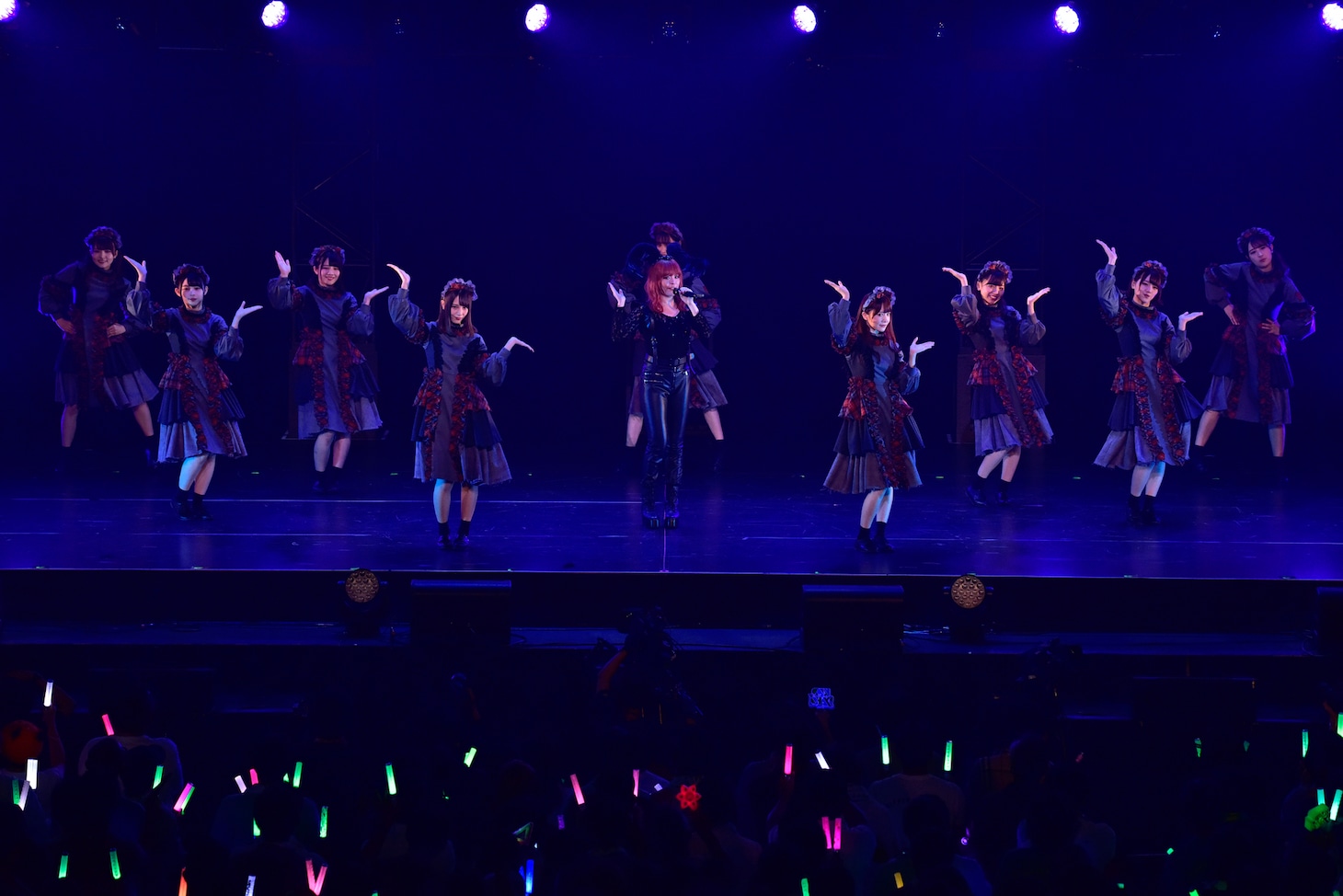 きゃりーぱみゅぱみゅとけやき坂46による「原宿いやほい」コラボレーションの様子。（photo by TEAM LIGHTSOME）