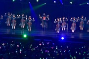 きゃりーぱみゅぱみゅとけやき坂46による「原宿いやほい」コラボレーションの様子。（photo by TEAM LIGHTSOME）