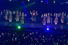 きゃりーぱみゅぱみゅとけやき坂46による「原宿いやほい」コラボレーションの様子。（photo by TEAM LIGHTSOME）