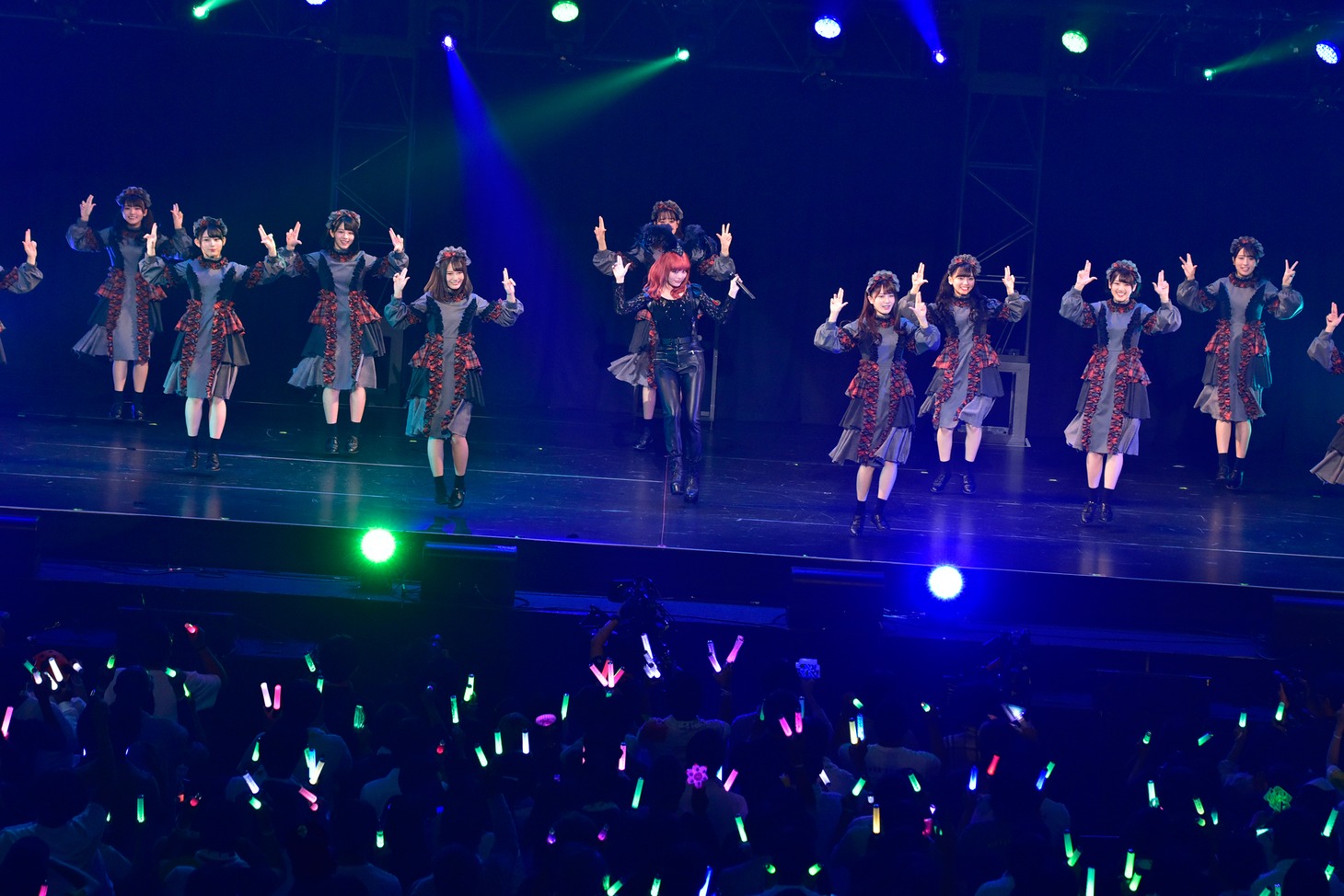 きゃりーぱみゅぱみゅとけやき坂46による「原宿いやほい」コラボレーションの様子。（photo by TEAM LIGHTSOME）