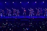 きゃりーぱみゅぱみゅとけやき坂46による「原宿いやほい」コラボレーションの様子。（photo by TEAM LIGHTSOME）
