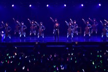 きゃりーぱみゅぱみゅとけやき坂46による「原宿いやほい」コラボレーションの様子。（photo by TEAM LIGHTSOME）