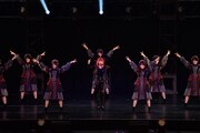 きゃりーぱみゅぱみゅとけやき坂46による「原宿いやほい」コラボレーションの様子。（photo by TEAM LIGHTSOME）