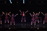 きゃりーぱみゅぱみゅとけやき坂46による「原宿いやほい」コラボレーションの様子。（photo by TEAM LIGHTSOME）