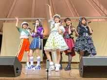 千葉・セブンパークアリオ柏でのロッカジャポニカ「MUGEN」リリース記念イベントの様子。（写真提供：キングレコード）