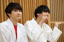 カメラを見るユーキ（左）とユースケ（右）。