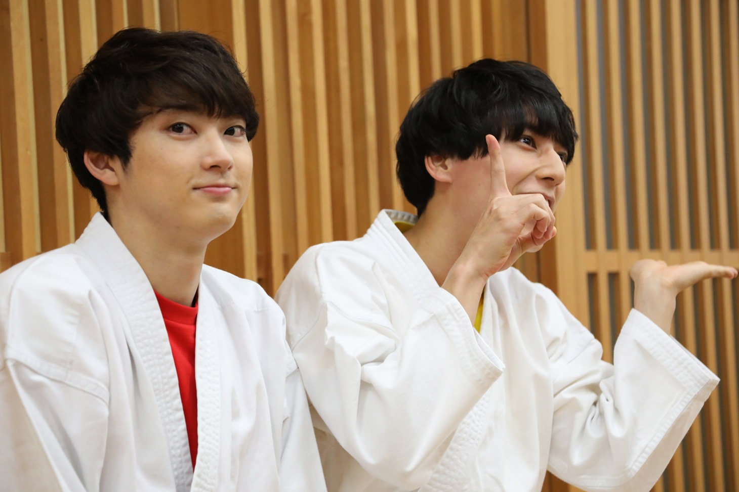 カメラを見るユーキ（左）とユースケ（右）。