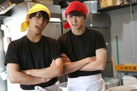 ラーメン店の店員に扮したユースケとユーキ。