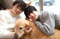 ゴールデンレトリバー（中央）とユーキ（左）、ユースケ（右）。