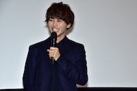 笑う草川拓弥（超特急）。