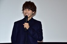 笑う草川拓弥（超特急）。