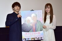 フォトセッション中、客席に「しーっ」と静寂を呼びかける草川拓弥（超特急 / 左）。