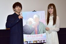 フォトセッション中、客席に「しーっ」と静寂を呼びかける草川拓弥（超特急 / 左）。