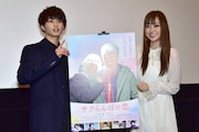 フォトセッション中、客席に「しーっ」と静寂を呼びかける草川拓弥(超特急 / 左)。