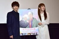 「しーっもまたカッコいいんだよねー！」と客席のファンに話しかける菊地亜美（右）。