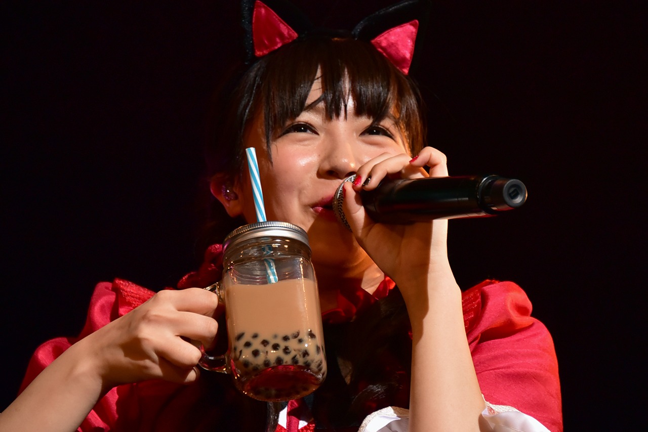 タピオカミルクティーを持ってわーすた「タピオカミルクティー」を歌う中山莉子。