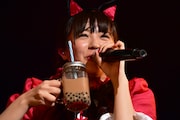 タピオカミルクティーを持ってわーすた「タピオカミルクティー」を歌う中山莉子。